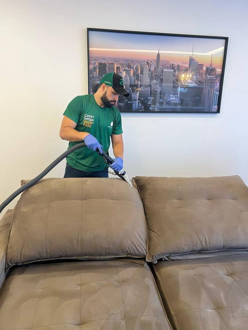 Profissional da MT Clean limpando sofá